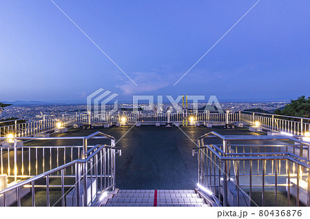 薄暮につつまれる大倉山展望台 薄暮につつまれる大倉山展望台 80436876