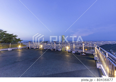 薄暮につつまれる大倉山展望台 薄暮につつまれる大倉山展望台 80436877