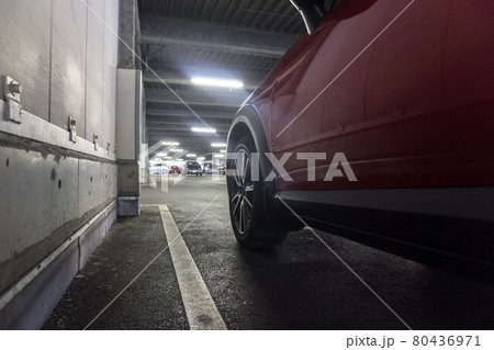 屋内駐車場	 80436971