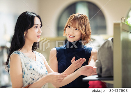 ショップで接客する女性店員 80437608