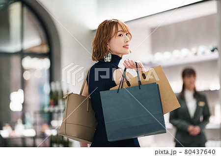 ショッピングを楽しむ女性 80437640