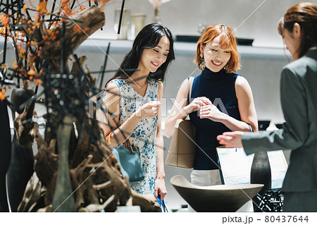 おしゃれな雑貨店でショッピングを楽しむ女性 おしゃれな雑貨店でショッピングを楽しむ女性 80437644