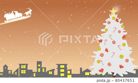 クリスマス　白いモミの木　サンタ　雪　夕方 80437651