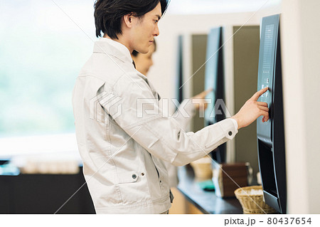 食堂でドリンクを飲む作業服のスタッフ　撮影協力「LINK FOREST」 80437654