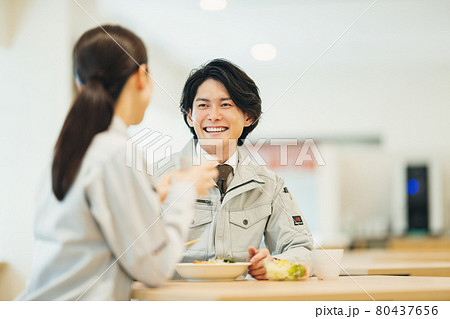 社員食堂でランチを食べる作業服の男女スタッフ 撮影協力「LINK FOREST」 社員食堂でランチを食べる作業服の男女スタッフ 撮影協力「LINK FOREST」 80437656