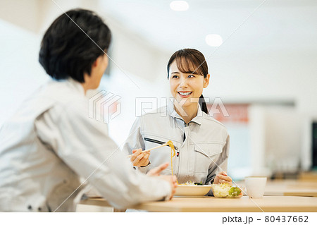 社員食堂でランチを食べる作業服の男女スタッフ 撮影協力「LINK FOREST」 社員食堂でランチを食べる作業服の男女スタッフ 撮影協力「LINK FOREST」 80437662