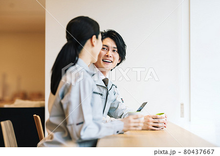 社員食堂で休憩する作業服の男女スタッフ　撮影協力「LINK FOREST」 80437667