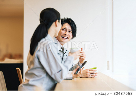 社員食堂で休憩する作業服の男女スタッフ 撮影協力「LINK FOREST」 社員食堂で休憩する作業服の男女スタッフ 撮影協力「LINK FOREST」 80437668