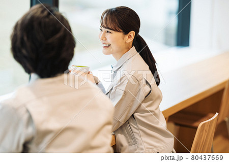 社員食堂で休憩する作業服の男女スタッフ 撮影協力「LINK FOREST」 社員食堂で休憩する作業服の男女スタッフ 撮影協力「LINK FOREST」 80437669
