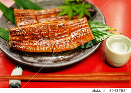国産特大うなぎの蒲焼のイメージ素材 80437684