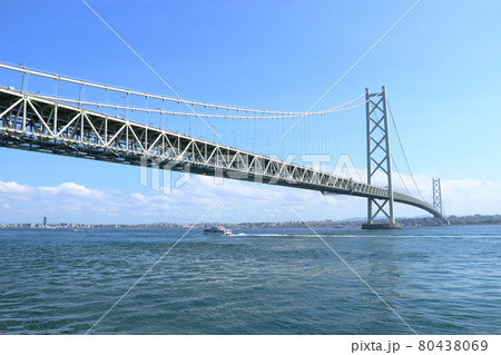 明石海峡大橋と下を通る船【兵庫県】 明石海峡大橋と下を通る船【兵庫県】 80438069