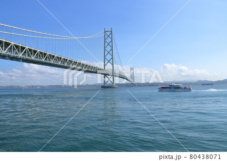 明石海峡大橋と下を通る船【兵庫県】 明石海峡大橋と下を通る船【兵庫県】 80438071