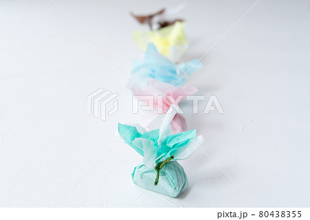 カラフルな和紙に包まれたかわいい和菓子 落雁 カラフルな和紙に包まれたかわいい和菓子 落雁 80438355