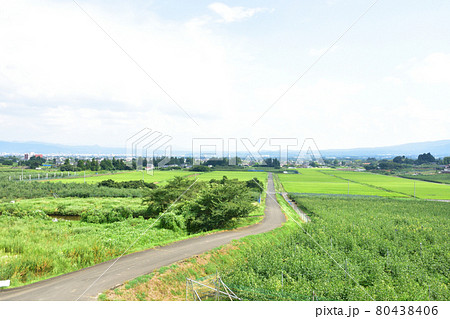 2020年夏、山形線の米沢駅から福島駅間の車窓風景 80438406