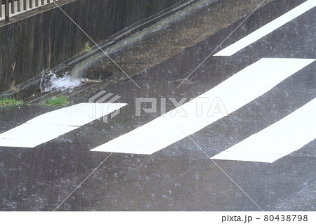 激しい雨 80438798