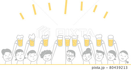 ビールで乾杯する人々 80439213