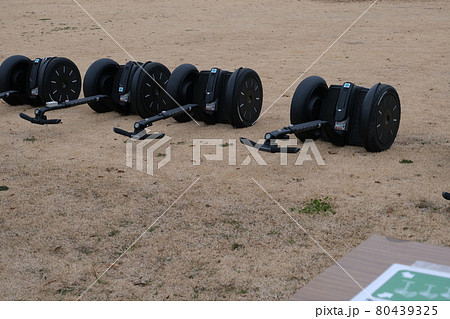 芝生に置かれた3台のセグウェイ 80439325
