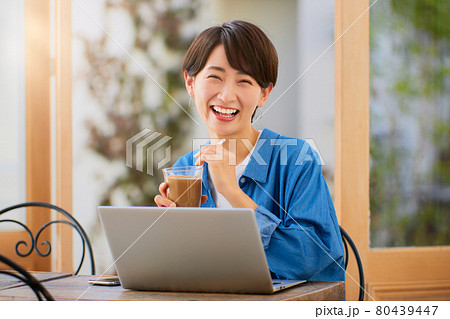 カフェで仕事をする女性 カフェで仕事をする女性 80439447