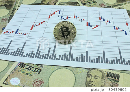 【仮想通貨・ビットコイン・投資などに関する記事のサムネイルに】ビットコインと一万円札 【仮想通貨・ビットコイン・投資などに関する記事のサムネイルに】ビットコインと一万円札 80439602