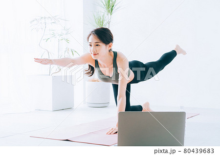 オンラインでヨガをする若い女性 オンラインでヨガをする若い女性 80439683