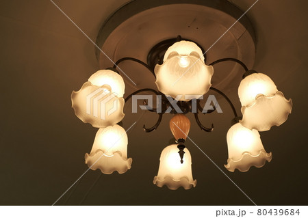 アンティークのシャンデリア 80439684