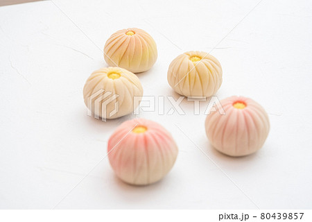 木の皿に乗った手作りの和菓子　練り切り 菊 80439857
