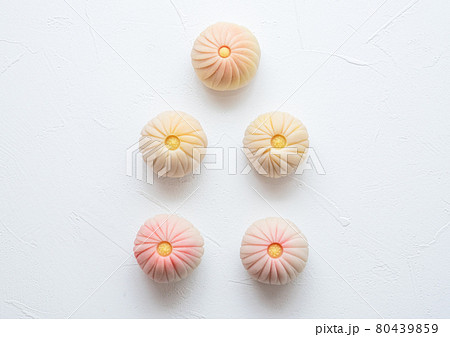 木の皿に乗った手作りの和菓子　練り切り 菊 80439859