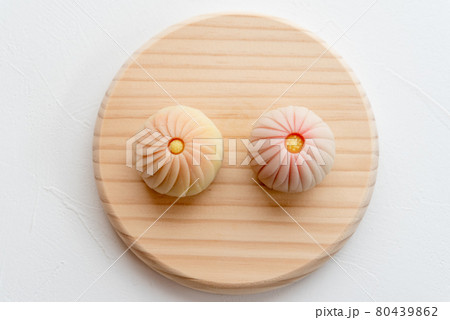 木の皿に乗った手作りの和菓子　練り切り 菊 80439862