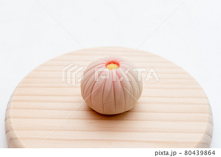 木の皿に乗った手作りの和菓子　練り切り 菊 80439864