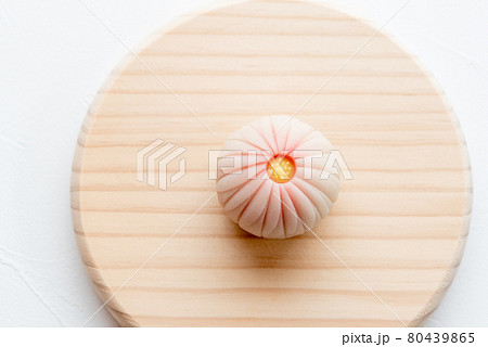 木の皿に乗った手作りの和菓子　練り切り 菊 80439865