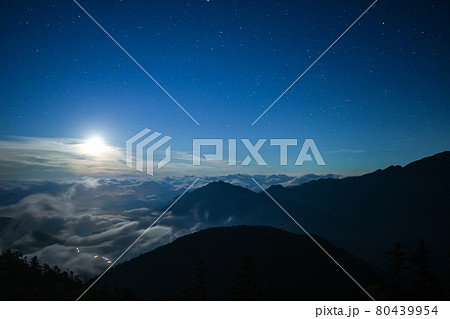 山小屋から見る笠ヶ岳と星空　麓に見える街灯り 80439954