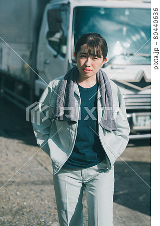 女性トラック運転手 80440636