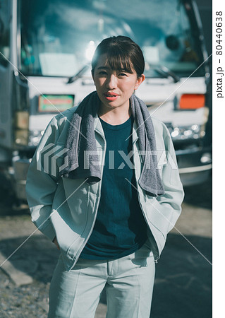 女性トラック運転手 80440638