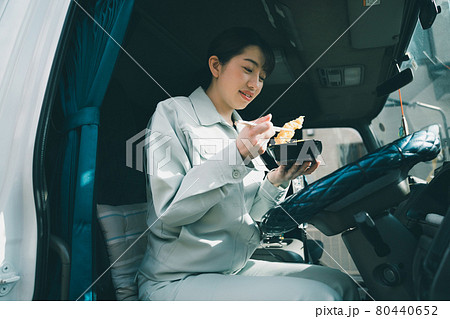 女性トラック運転手 女性トラック運転手 80440652