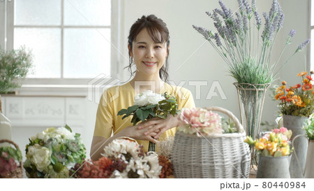 フラワーアレンジメントを楽しむ女性 フラワーアレンジメントを楽しむ女性 80440984