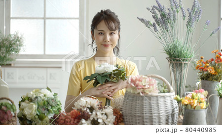 フラワーアレンジメントを楽しむ女性 フラワーアレンジメントを楽しむ女性 80440985