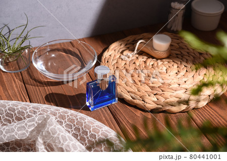 香水瓶とバスルームの風景 80441001