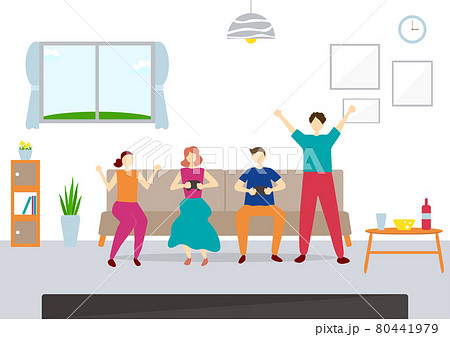 部屋でゲームをする人達 80441979