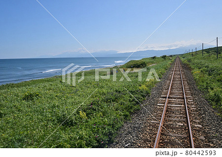 快晴の穏やかな夏のオホーツク海沿いに伸びるローカル線の線路 快晴の穏やかな夏のオホーツク海沿いに伸びるローカル線の線路 80442593