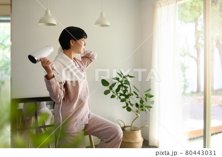 女性ポートレート 80443031