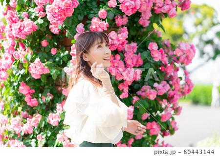 薔薇と女性 薔薇と女性 80443144