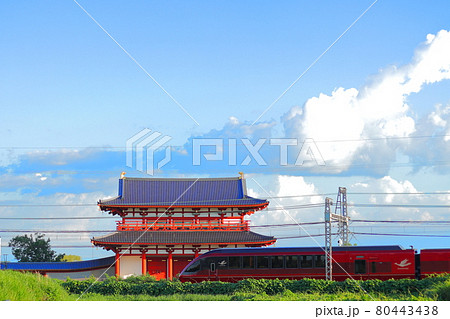 夏の朱雀門と特急ひのとり／平城宮跡 80443438