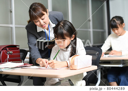 授業中に勉強をする女子小学生のイメージ 授業中に勉強をする女子小学生のイメージ 80444289