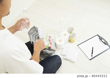 防災グッズを準備する男性 80444352