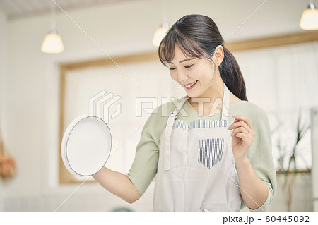 女性　料理 80445092