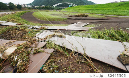 豪雨による黄瀬川公園の被害状況＜12＞（流された工事用敷鉄板） 80445506
