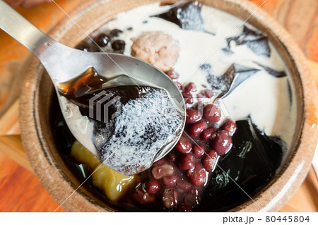 ice cream of mesona black herbal tea 80445804