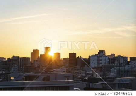 茜色に染まった美しい空 茜色に染まった美しい空 80446315