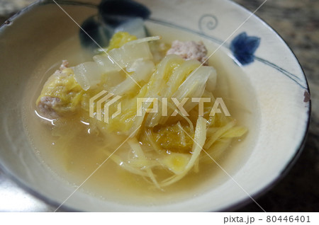 白菜と鶏つくねの塩麹スープ 80446401