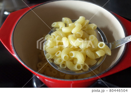 マカロニを茹でる マカロニを茹でる 80446504
